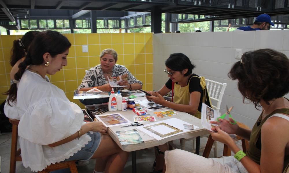 Exitosa jornada en “Sinergia” con obras artísticas del talento universitario y artistas invitados
