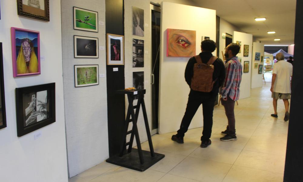 Exitosa jornada en “Sinergia” con obras artísticas del talento universitario y artistas invitados