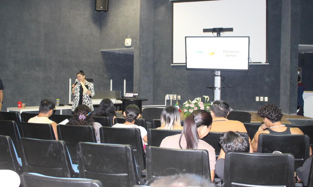 Ilustran a estudiantes sobre finanzas sanas tras su paso por la universidad