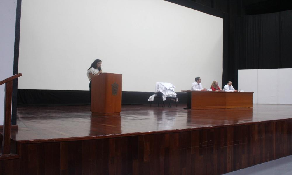 Se realiza imposición de batas a médicas y médicos internos de pregrado