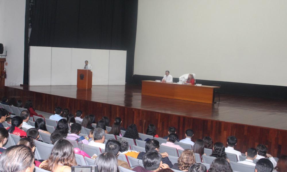 Se realiza imposición de batas a médicas y médicos internos de pregrado