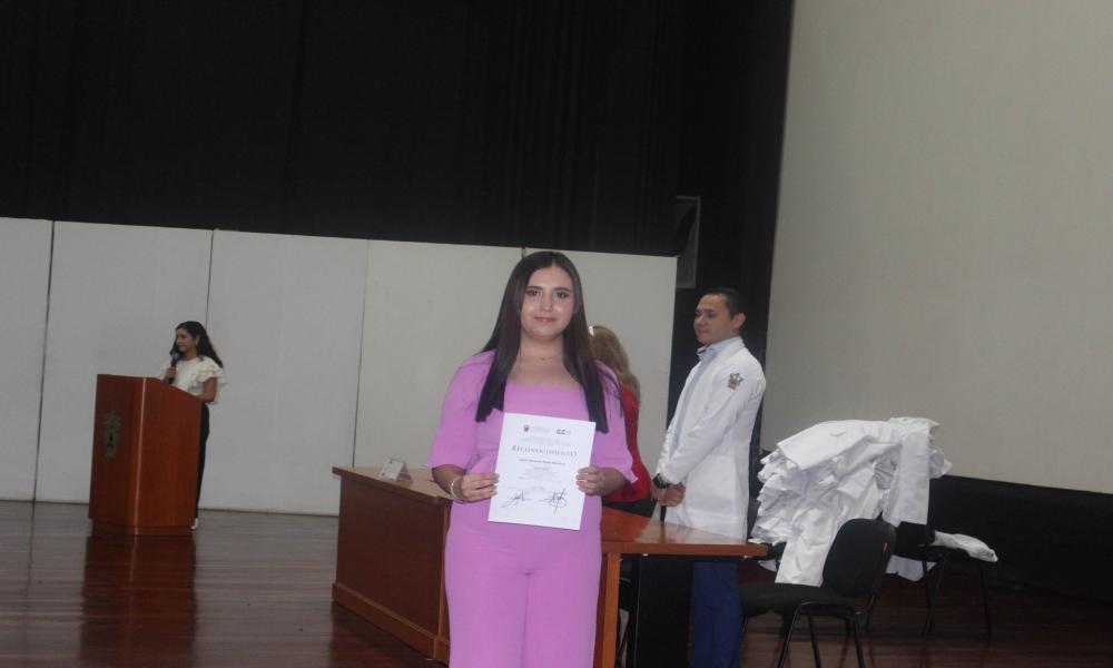 Se realiza imposición de batas a médicas y médicos internos de pregrado