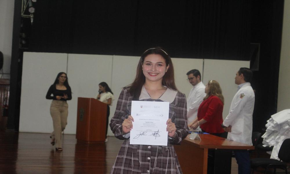 Se realiza imposición de batas a médicas y médicos internos de pregrado