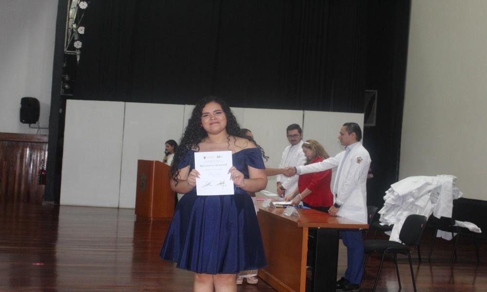 Se realiza imposición de batas a médicas y médicos internos de pregrado