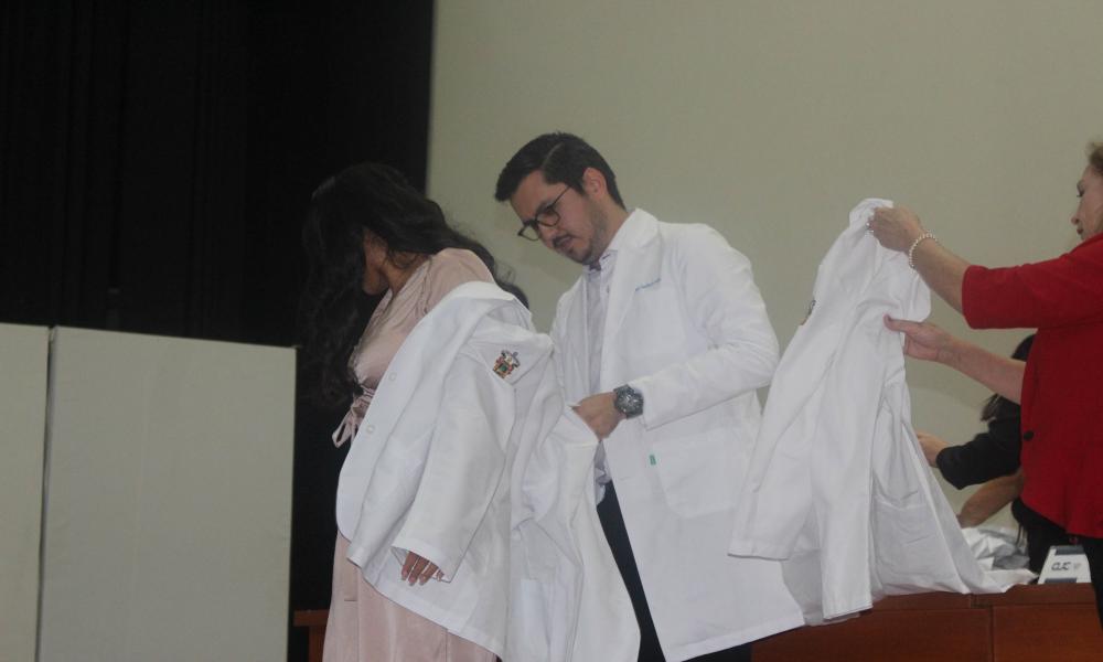 Se realiza imposición de batas a médicas y médicos internos de pregrado