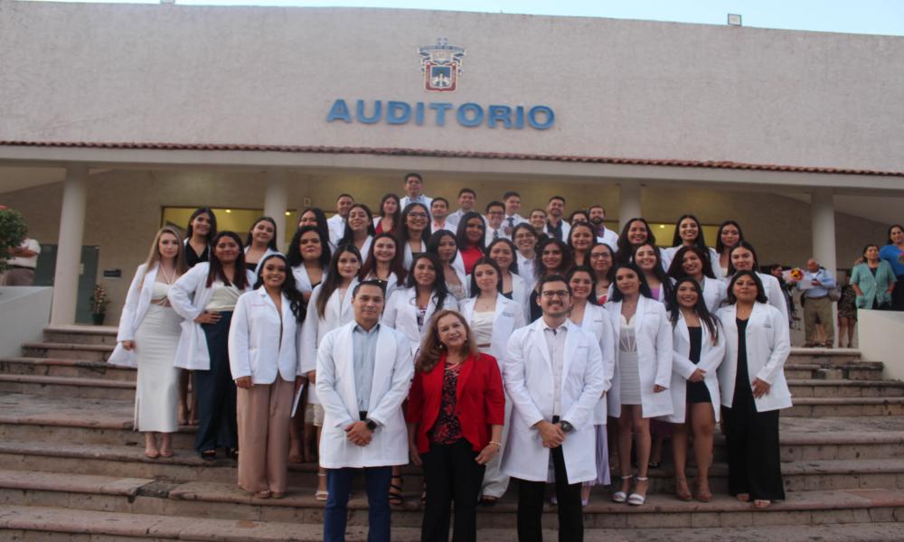 Se realiza imposición de batas a médicas y médicos internos de pregrado