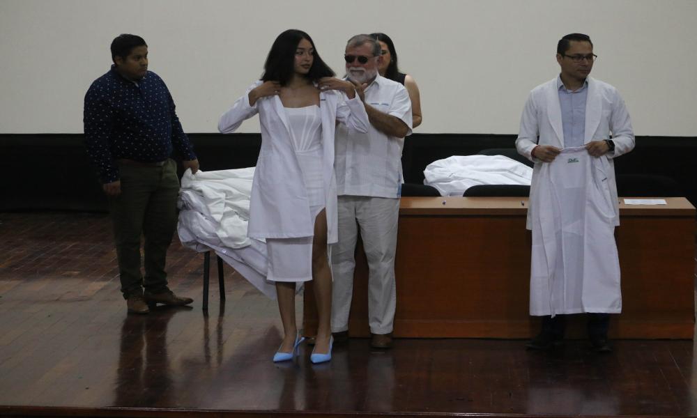 Emotiva ceremonia de “Imposición de Batas” a estudiantes de Medicina