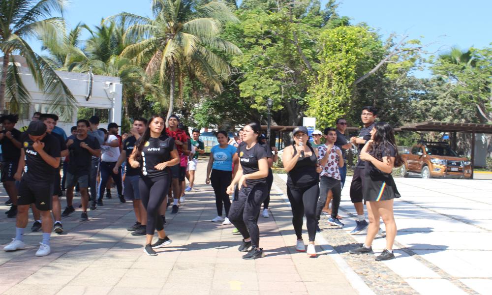 Participan universitarios del CUCosta en el Día Mundial de la Activación Física