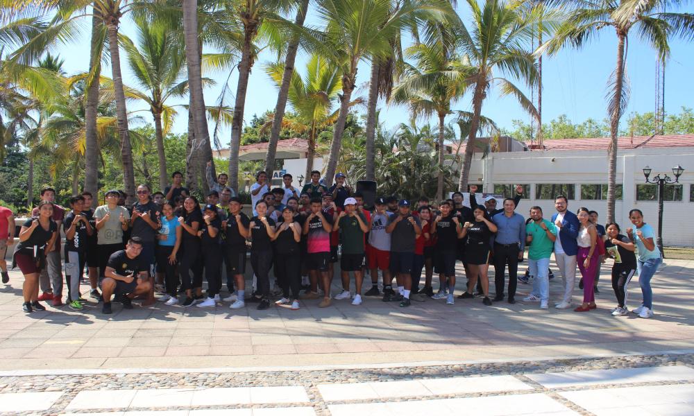 Participan universitarios del CUCosta en el Día Mundial de la Activación Física