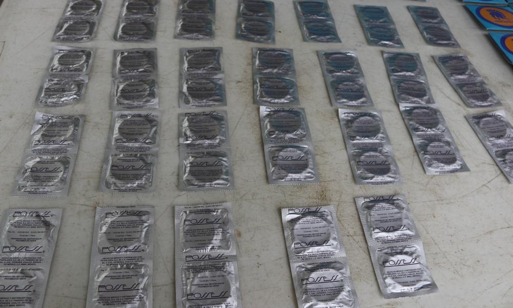 Promueven la prevención de enfermedades con información sobre el condón