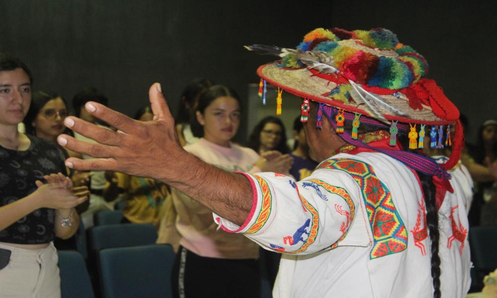 CUCosta y DIF celebran el Día Internacional de la Lengua Materna con “Feria Artesanal 2024”