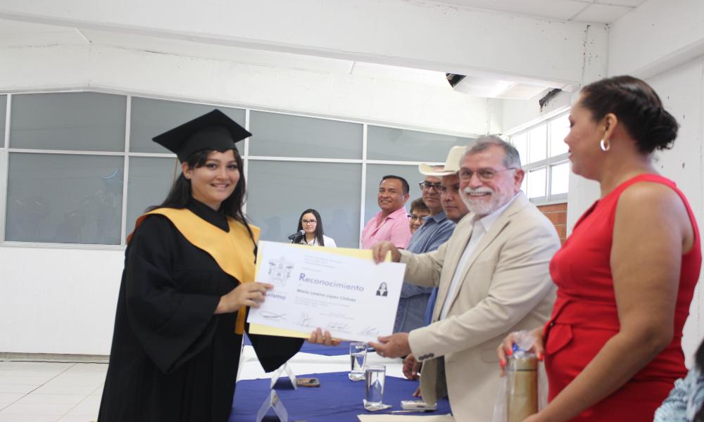 Celebran la conclusión de sus estudios como Lic. en Turismo del CUCosta sede Tomatlán