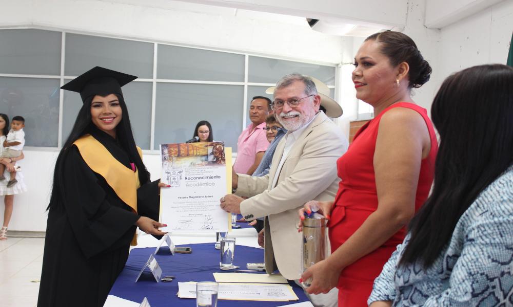 Celebran la conclusión de sus estudios como Lic. en Turismo del CUCosta sede Tomatlán