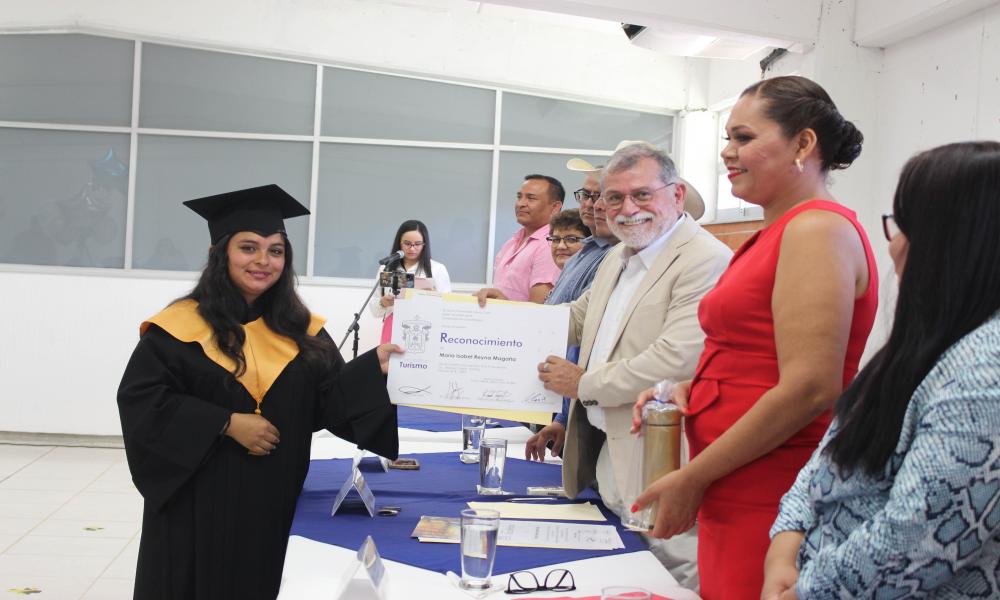 Celebran la conclusión de sus estudios como Lic. en Turismo del CUCosta sede Tomatlán