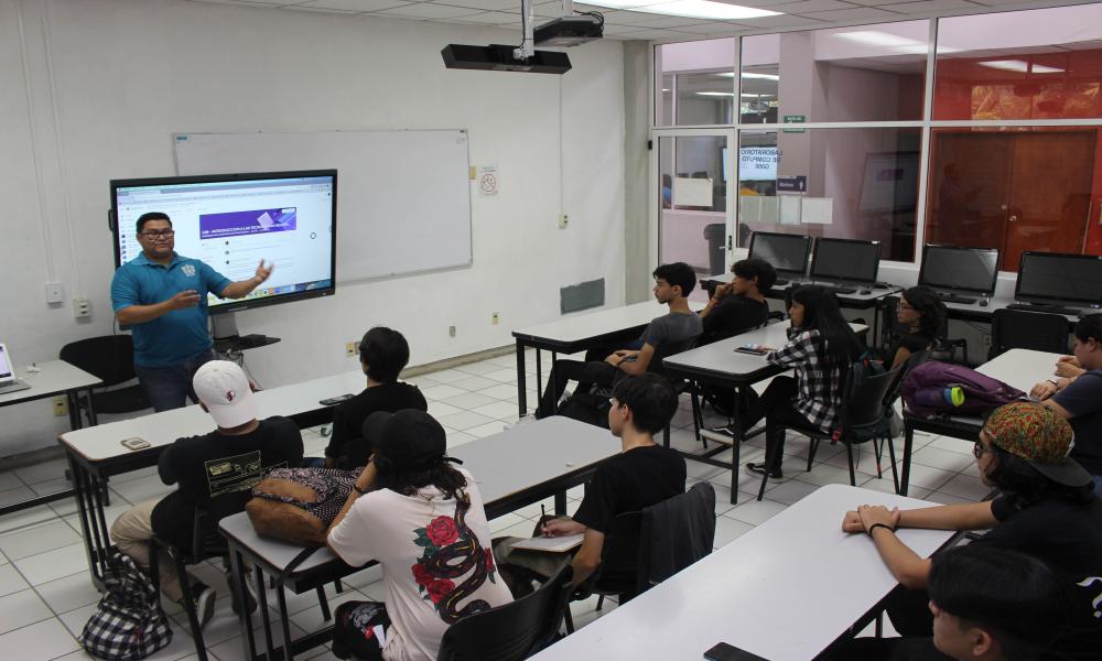 Regresan a clases 7,840 estudiantes y reciben charlas del quehacer universitario