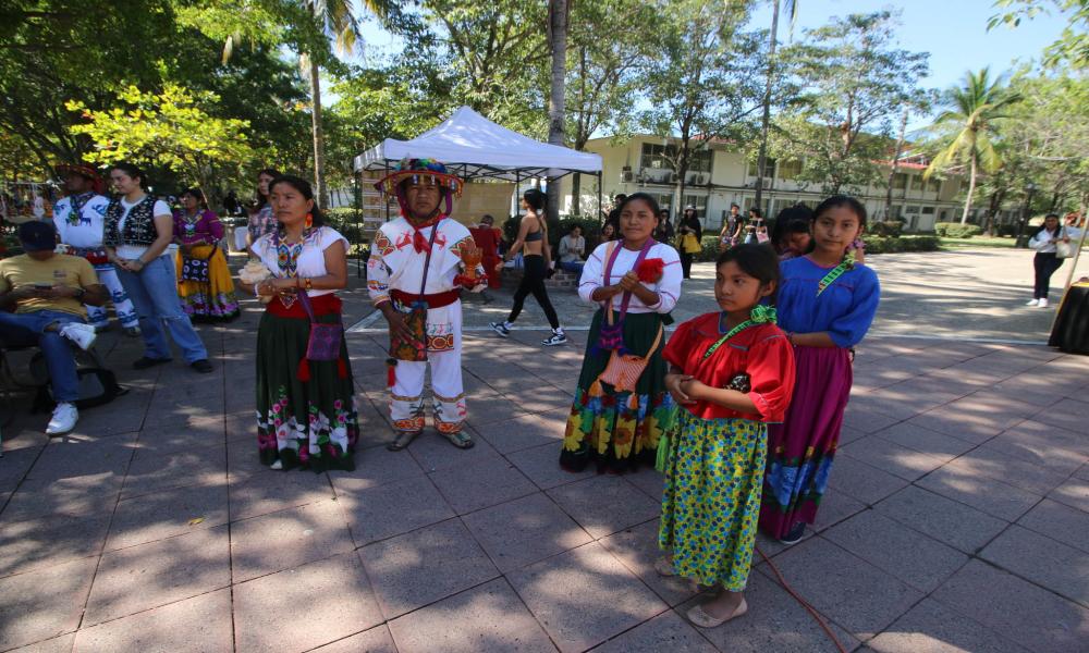 CUCosta y DIF celebran el Día Internacional de la Lengua Materna con “Feria Artesanal 2024”