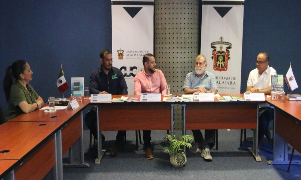 CUCosta entrega en donación 185 libros con investigaciones locales a la UTBB