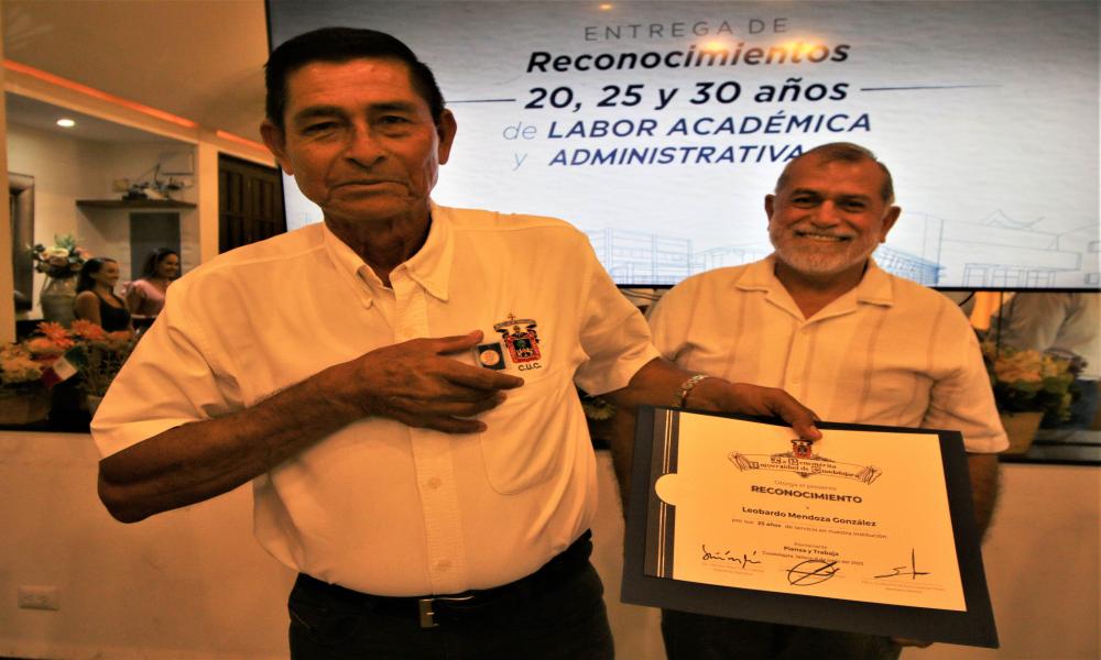 Reconocen trayectoria y antigüedad de personal académico y administrativo