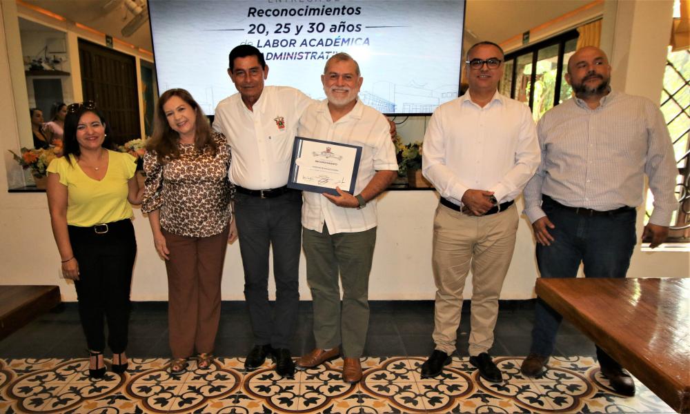 Reconocen trayectoria y antigüedad de personal académico y administrativo