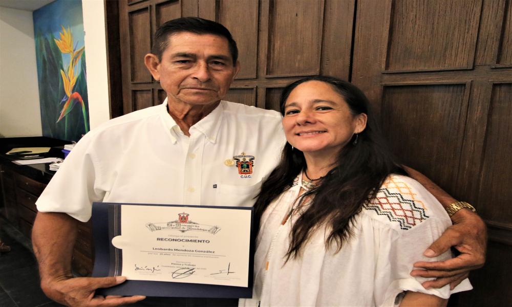 Reconocen trayectoria y antigüedad de personal académico y administrativo