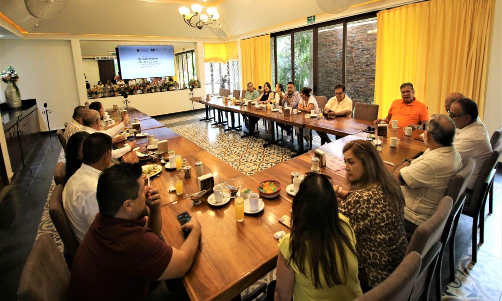 Reconocen trayectoria y antigüedad de personal académico y administrativo