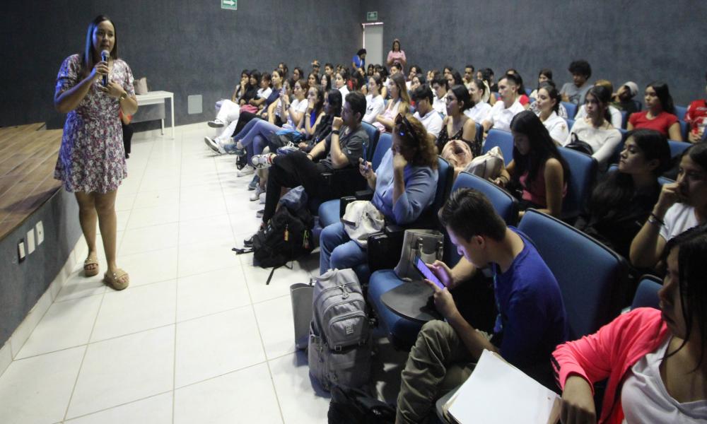 Imparten charla “Actividad Física y Salud Mental” a estudiantes del CUCosta