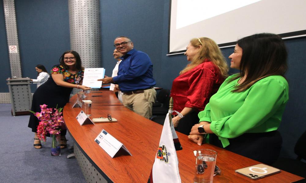 Entregan reconocimientos a destacados universitarios por su trayectoria