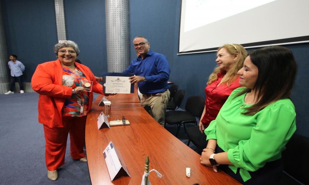 Entregan reconocimientos a destacados universitarios por su trayectoria