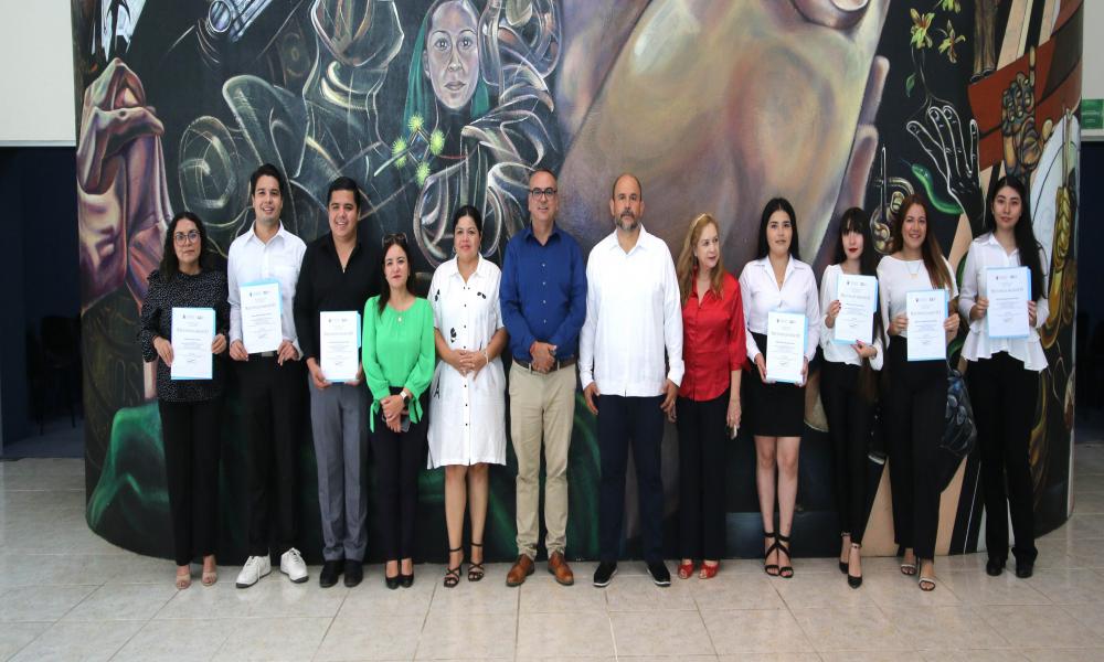 Entregan reconocimientos a destacados universitarios por su trayectoria