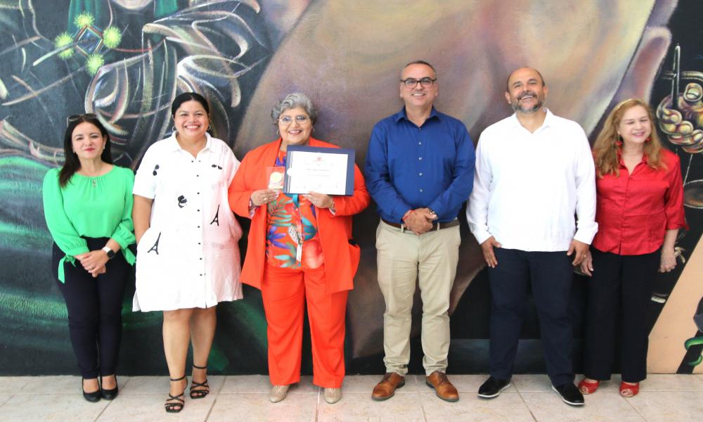 Entregan reconocimientos a destacados universitarios por su trayectoria