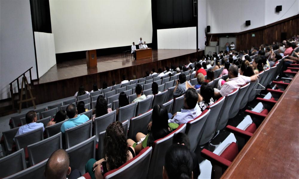 Emotiva ceremonia de “Imposición de Batas” a estudiantes de Medicina