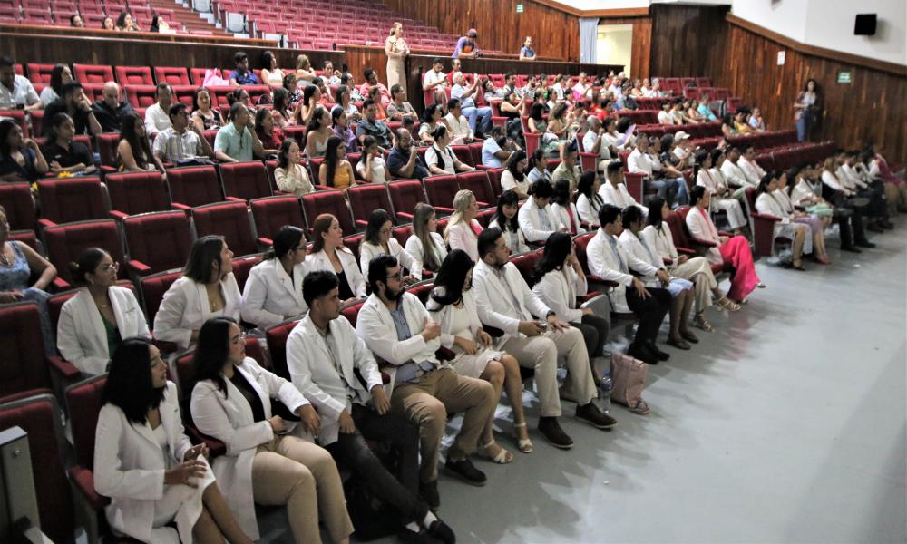 Emotiva ceremonia de “Imposición de Batas” a estudiantes de Medicina