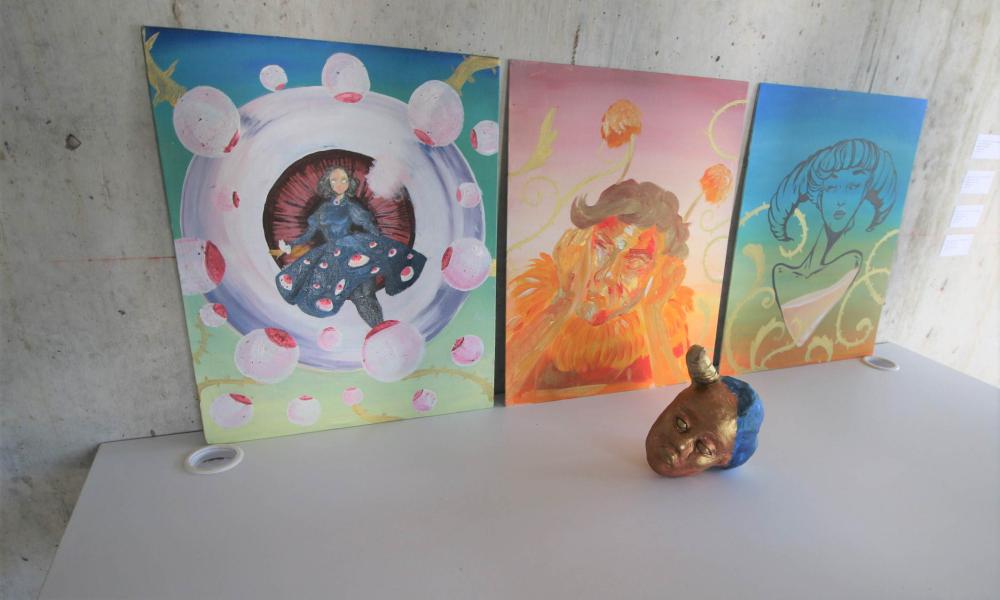 Estudiantes presentan sus procesos creativos en exposición en CUCosta