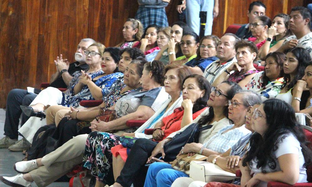 Emotivo concierto de la Orquesta Vallarta dirigido a las mamás
