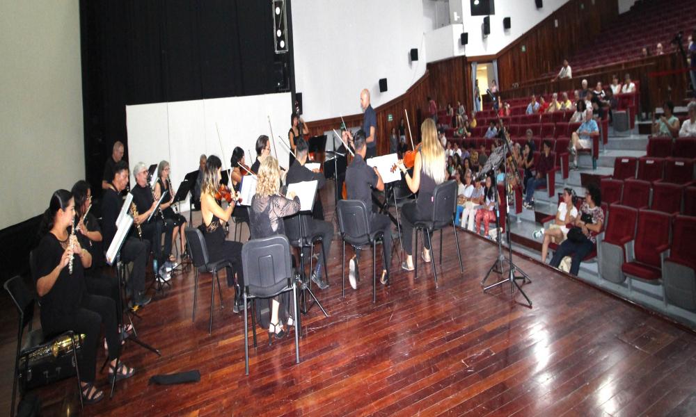 Emotivo concierto de la Orquesta Vallarta dirigido a las mamás