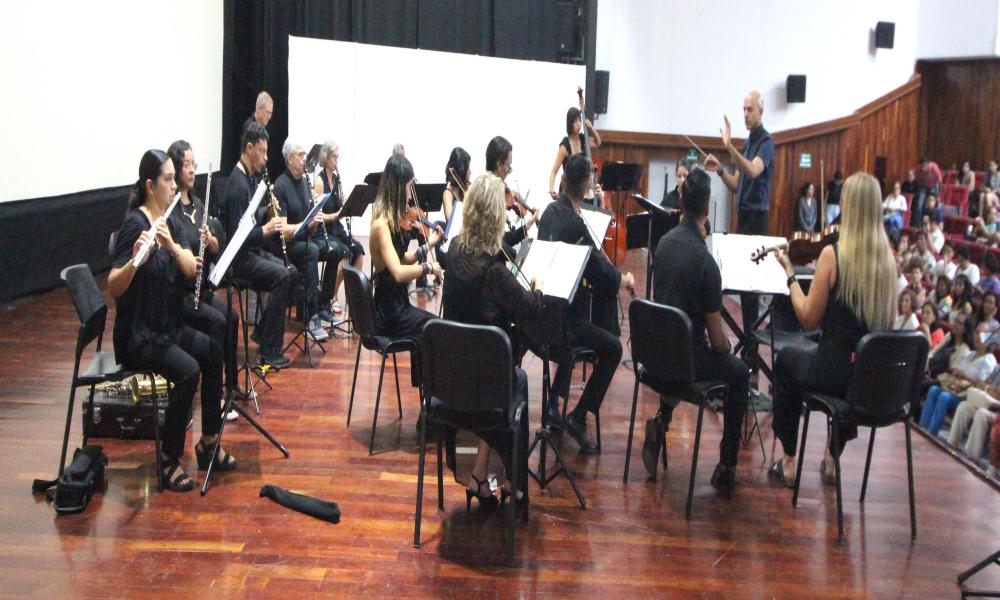 Emotivo concierto de la Orquesta Vallarta dirigido a las mamás