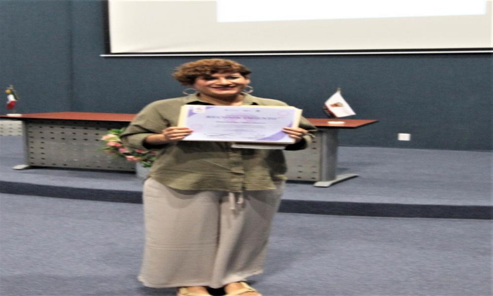 Entregan por primera vez Premio Mujer Violeta CUCosta