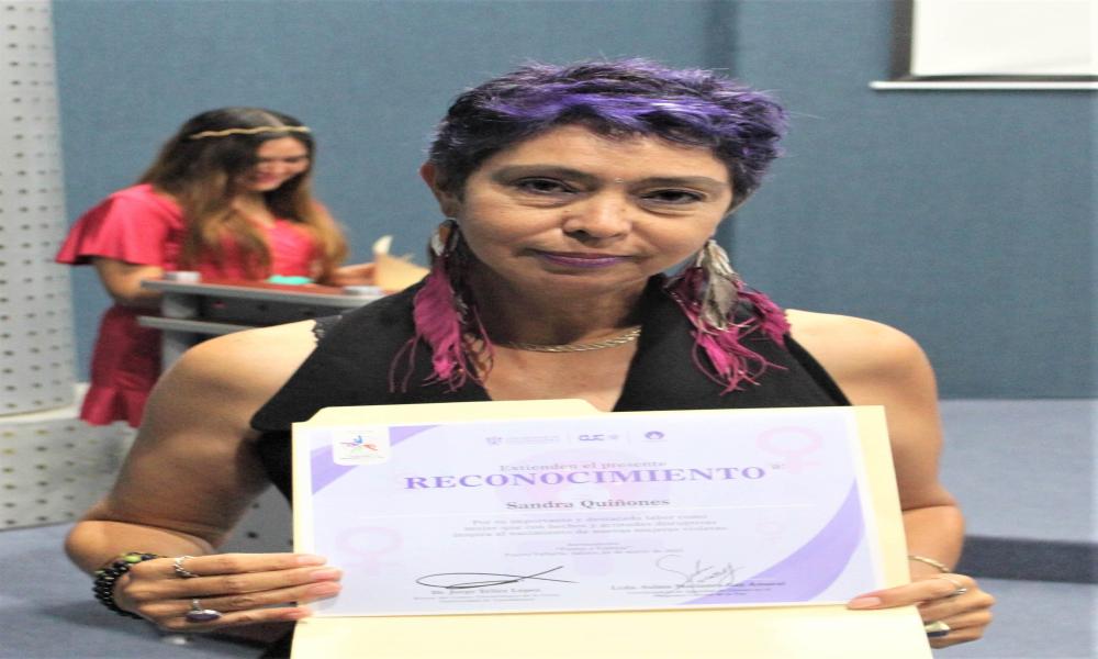 Entregan por primera vez Premio Mujer Violeta CUCosta