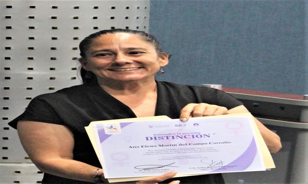 Entregan por primera vez Premio Mujer Violeta CUCosta