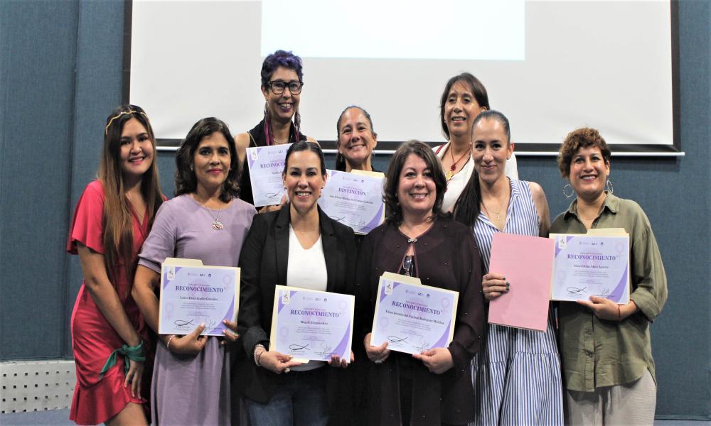 Entregan por primera vez Premio Mujer Violeta CUCosta