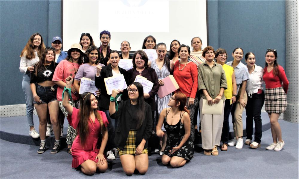 Entregan por primera vez Premio Mujer Violeta CUCosta