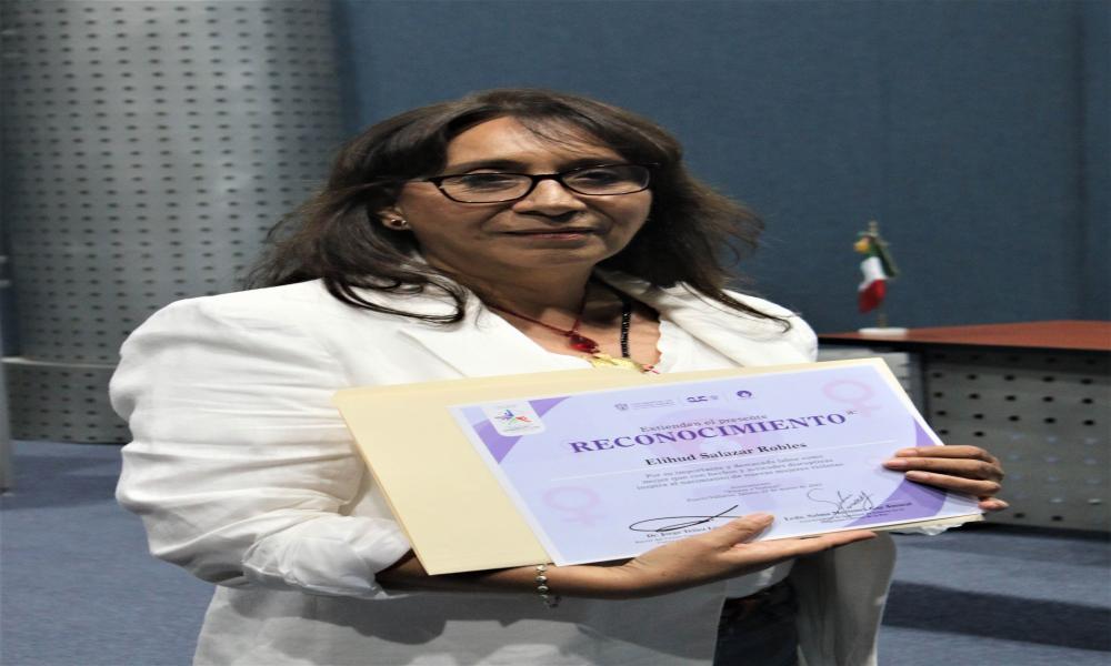Entregan por primera vez Premio Mujer Violeta CUCosta