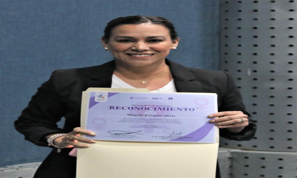 Entregan por primera vez Premio Mujer Violeta CUCosta