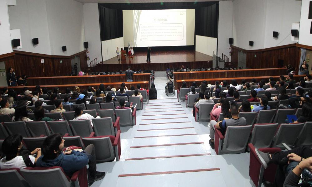 Estudiantes de nuevo ingreso asistieron a la Sesión Informativa de CUCosta