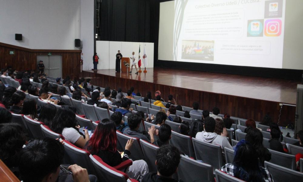 Estudiantes de nuevo ingreso asistieron a la Sesión Informativa de CUCosta