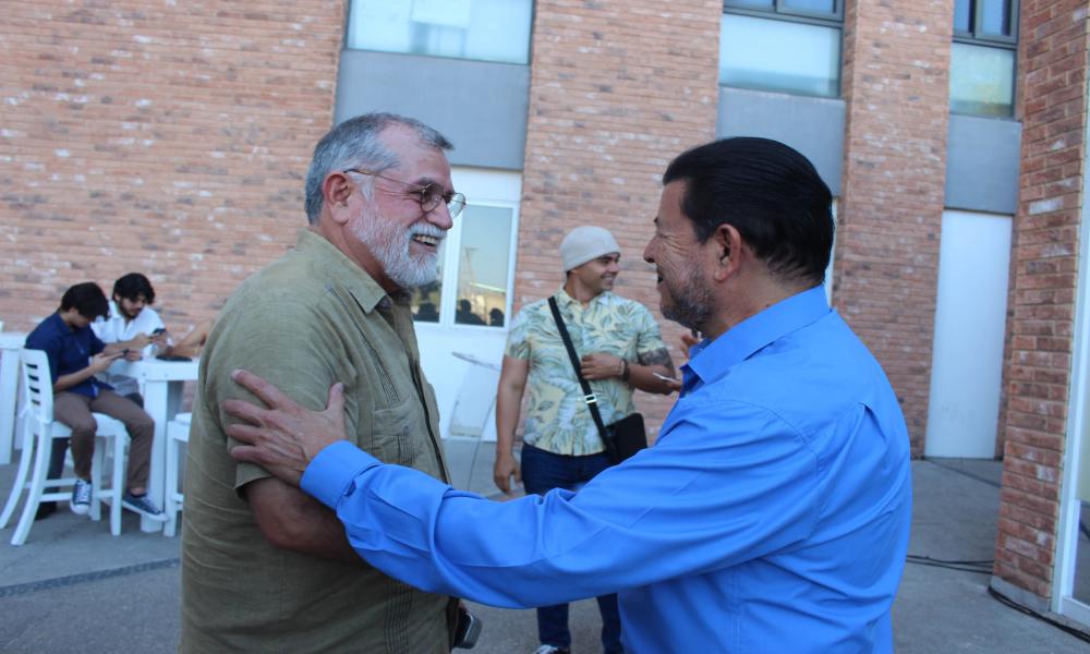 El Dr. Jorge Téllez López, rector del CUCosta atención invitación a inauguración de Paralelo 20