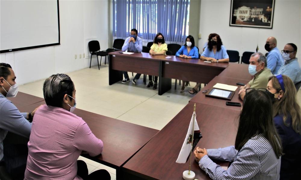 Autoridades universitarias entregaron premio CENEVAL y Presea al Servicio Social