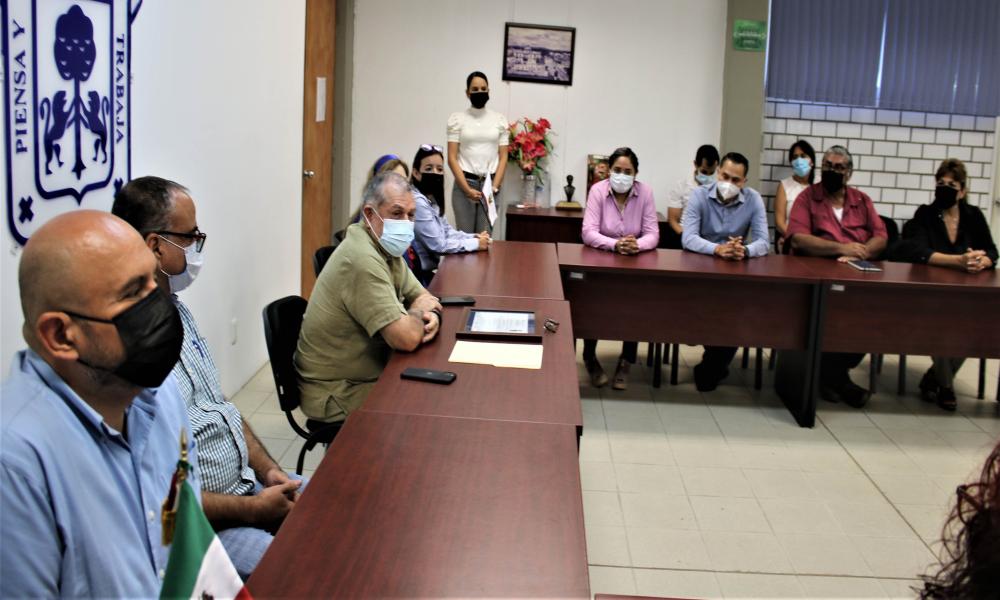 Autoridades universitarias entregaron premio CENEVAL y Presea al Servicio Social