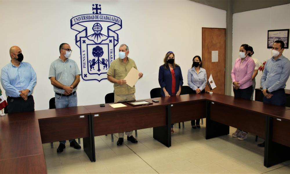 Autoridades universitarias entregaron premio CENEVAL y Presea al Servicio Social