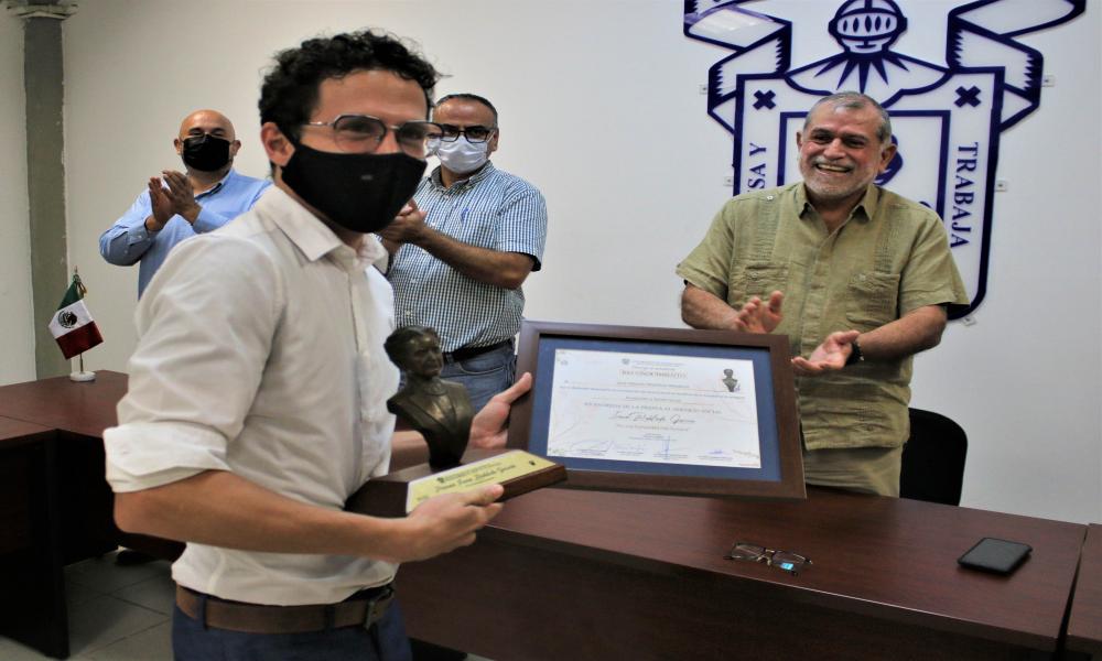 Autoridades universitarias entregaron premio CENEVAL y Presea al Servicio Social